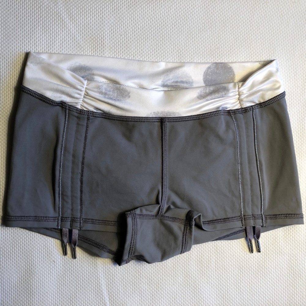 Lululemon Some Like It Hot Shorts - Grey Dots Band